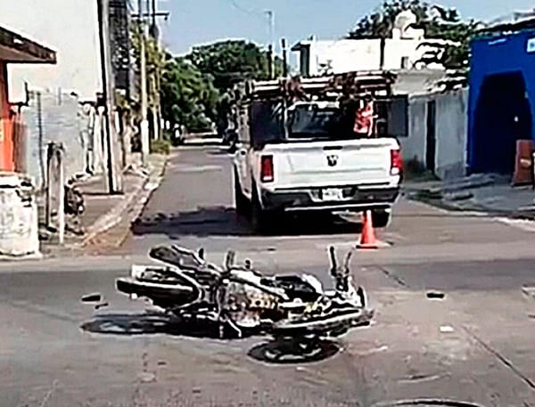 ¡MOTORIZADO CHOCA CONTRA CAMIONETA DE CFE!