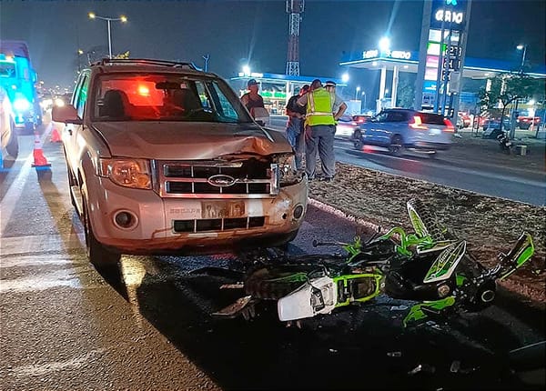 ¡CAMIONETÓN LE DA POR ATRÁS A MOTORIZADO! - *AMAPOLAS...