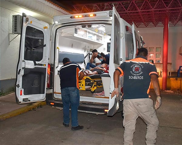 ¡BALEAN A MATRIMONIO EN DEPÓSITO DE CERVEZAS EN TEXISTEPEC!