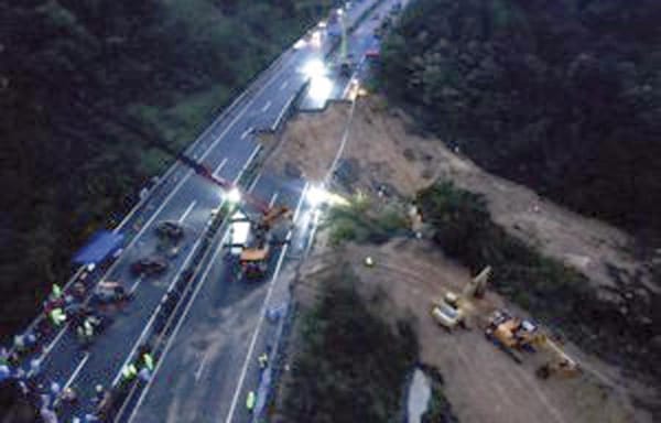 ¡SE DESPLOMA CARRETERA EN EL SUR DE CHINA, 36 MUERTOS!