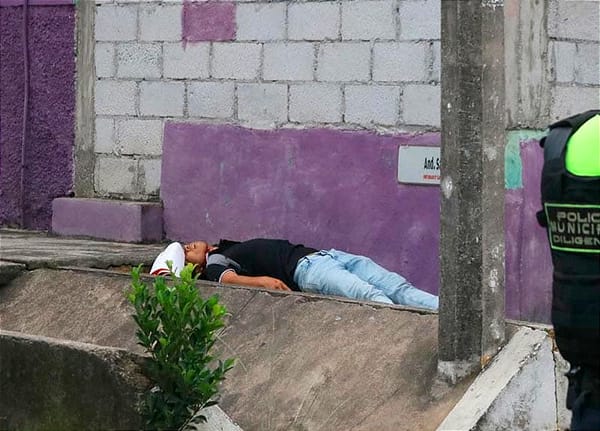 ¡LE DISPARAN Y ESCAPAN POR LOS ANDADORES DEL INFONAVIT SAN ROMÁN! - *CERCA DE LA UNIDAD DEPORTIVA EN CÓRDOBA