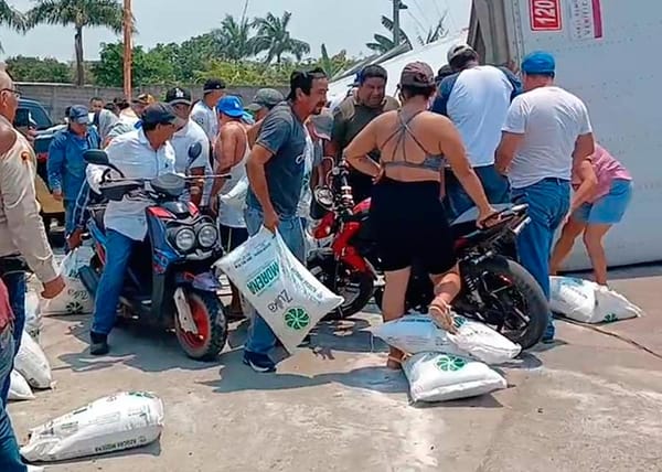 ¡RAPIÑEROS SE ROBAN TONELADAS DE AZUCAR! - *VUELCA EN CARLOS A. CARRILLO