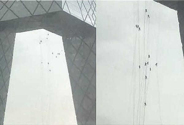 ¡TRABAJADORES DE LIMPIEZA QUEDAN COLGADOS MÁS DE 200 METROS!