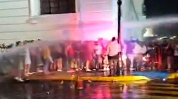 ¡HASTA MANGUERAZOS! - *Bañan a personas que intentaban entrar a concierto de Ricky Martín