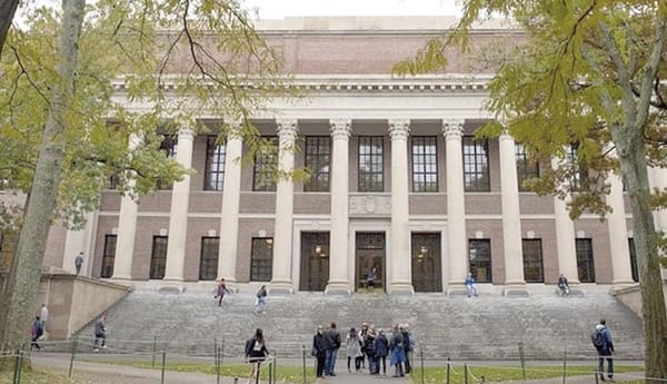 ¡DONALD TRUMP, A FAVOR DE CONCEDER RESIDENCIA PERMANENTE A EXTRANJEROS GRADUADOS EN UNIVERSIDADES DE EU!