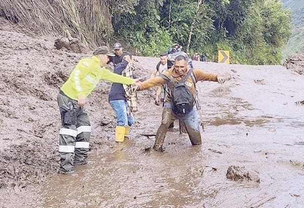 ¡DESLIZAMIENTO DE TIERRA POR LLUVIAS DEJA AL MENOS SEIS MUERTOS Y 30 DESAPARECIDOS EN ECUADOR!