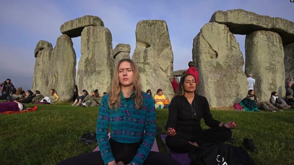 ¡MANIFESTANTES DE JUST STOP OIL ROCÍAN STONEHENGE CON PINTURA!