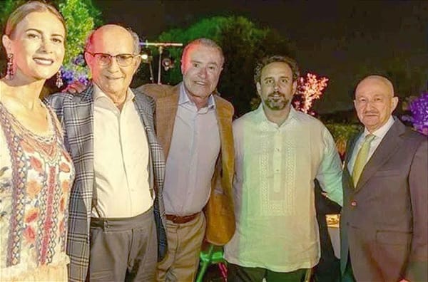 ¡TAMBIÉN SALINAS! - *HASTA QUIRINO SE TOMÓ LA FOTO CON ÉL *Y EN ORDEN