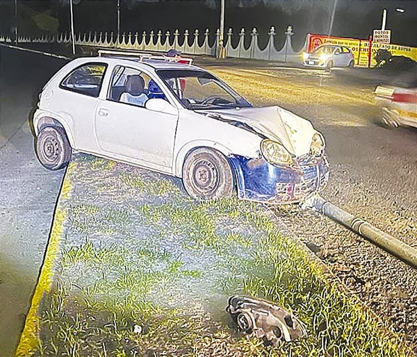 ¡SE LE ATRAVIESA EL POSTE! -  IBA VOLANDO!