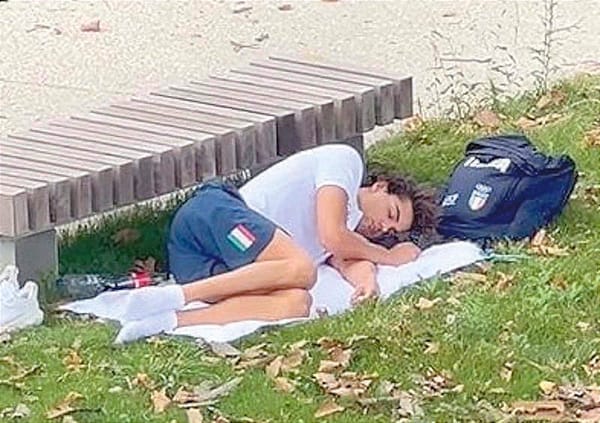 ¡MEDALLISTA OLÍMPICO, DURMIÓ EN UN PARQUE TRAS QUEJARSE DE LA VILLA OLÍMPICA!