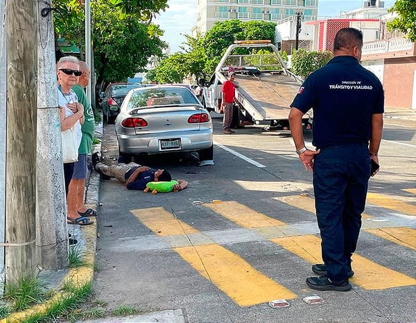 ¡HACEN CHUZA MOTOCICLISTA CONTRA AUTOMÓVIL! - COLONIA FLORES MAGÓN