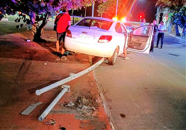 ¡BORRACHONES DERRIBAN LUMINARIA! - COSTA VERDE