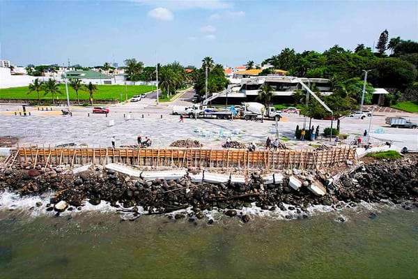 ¡YA QUEDÓ EL MURO DE LA PLAZA DE VALORES! - *Había colapsado por fenómenos meteorologicos