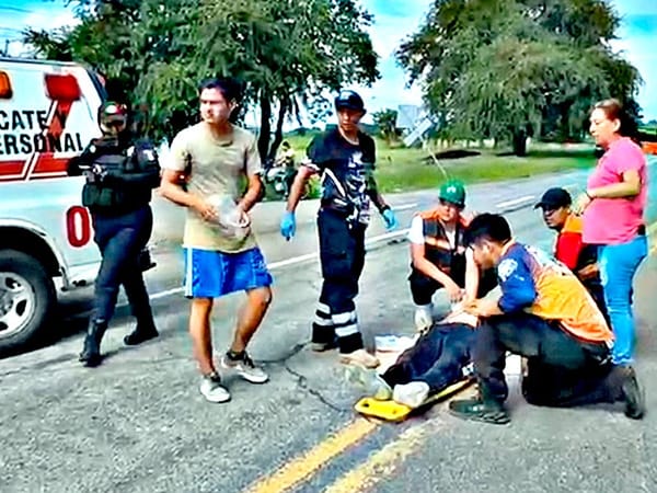 ¡“JINETE DE ACERO” SALE VOLANDO AL IMPACTARSE CONTRA UN TAXI! - CARDEL