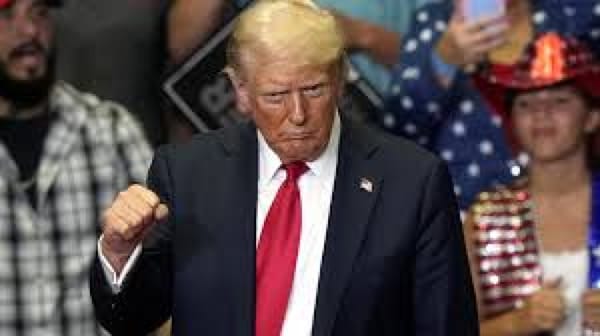 ¡TRUMP ARREMETE CONTRA HARRIS DURANTE SU VISITA A UNA CIUDAD CON NEXOS HISTÓRICOS CON KU KLUX KLAN!