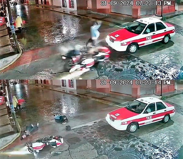 ¡CHOCAN PAREJA DE MOTOCICLISTAS CONTRA TAXI EN COSCOMATEPEC!