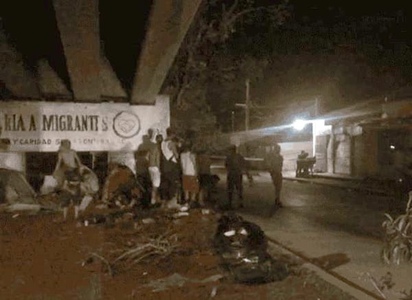 ¡LE MACHACAN LA CABEZA CON UNA PIEDRA! - RIÑA ENTRE MIGRANTES *COATZACOALCOS