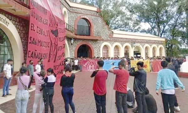 ¡RECLAMAN NORMALISTAS A AMLO NO RESOLVER EL CASO DE LOS 43!