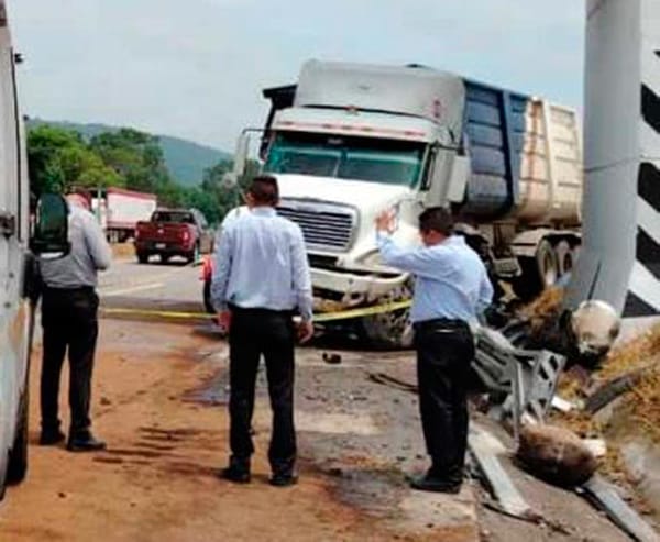 ¡MOTOCICLISTAS MUEREN ARROLLADOS POR TRÁILER! - AUTOPISTA 150 CÓRDOBA-VERACRUZ