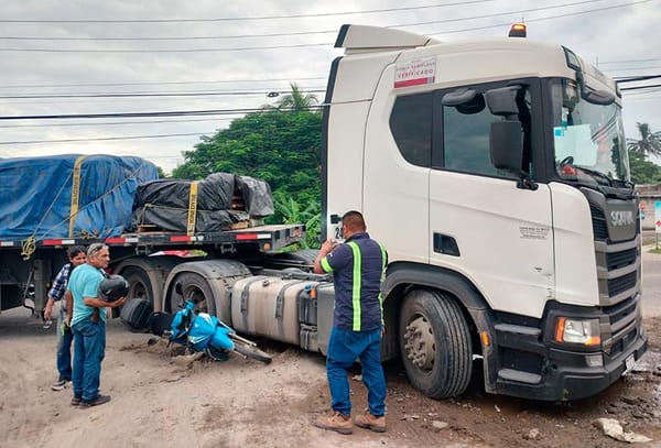 ¡CASI MUERE ARROLLADA POR UN TRÁILER!