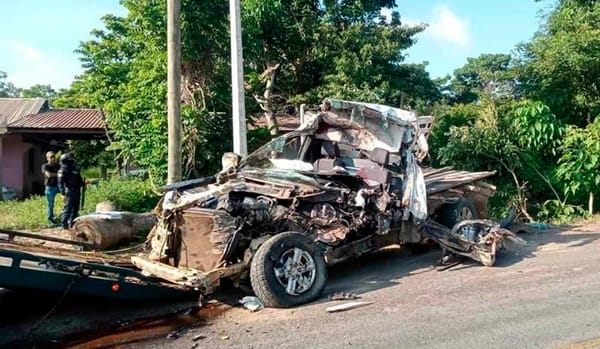 ¡CARRETERAZO: 3 MUERTOS! - CAMIONETA CON JORNALEROS SE IMPACTA CONTRA UN TRAILER