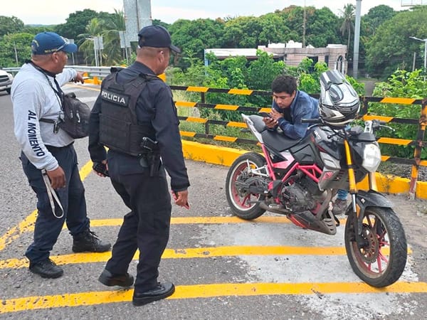 ¡BARANDAL LE SALVÓ LA VIDA A MOTOCICLISTA!