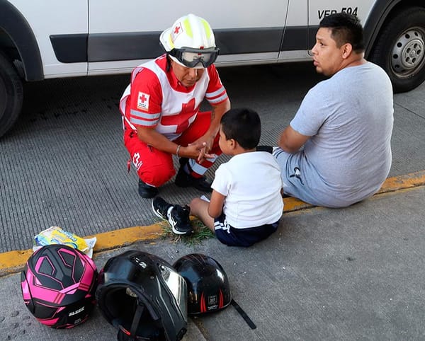 ¡MOTOCICLISTA FRACTURADA DE LA PIERNA POR ENCONTRONAZO!