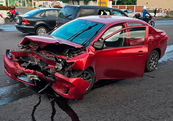 ¡AUTOS CHOCAN DE FRENTE Y UN MARINO RESULTÓ HERIDO!