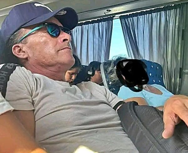 ¡ALERTAN POR VIEJO COCHINÓN ACOSADOR DE JOVENCITAS!