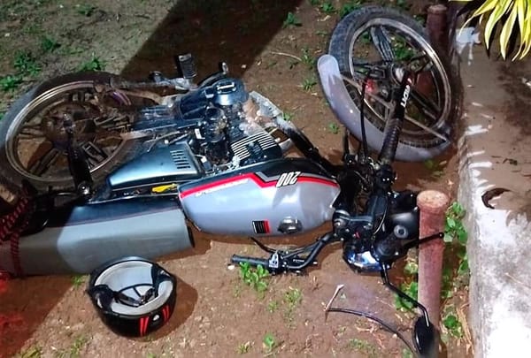 ¡MOTOCICLISTA SE MATA AL IMPACTARSE CONTRA POSTE!