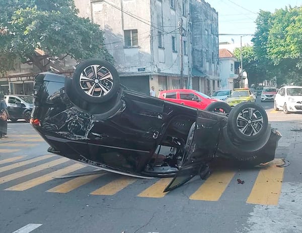 ¡CAMIONETÓN QUEDÓ VOLCADO EN VIOLENTO CHOQUE!