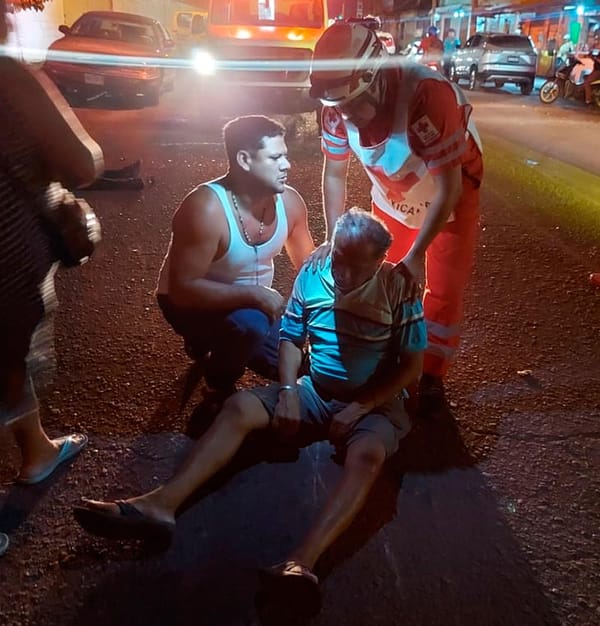 ¡MOTOCICLISTA ATROPELLA A DON RICARDO CUANDO CARGABA TANQUE DE GAS!