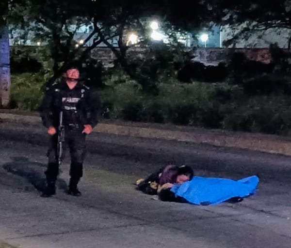 ¡MOTOCICLISTA MUERE BAJO LAS RUEDAS DE TRACTOCAMIÓN!