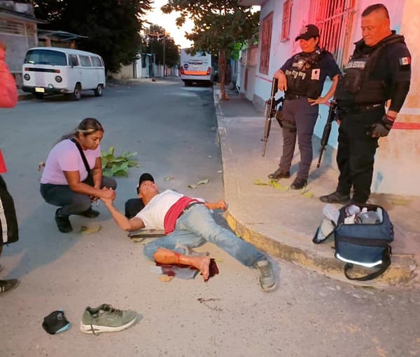 ¡SE ESTRELLA CONTRA ÁRBOL Y SE FRACTURA LA PIERNA!