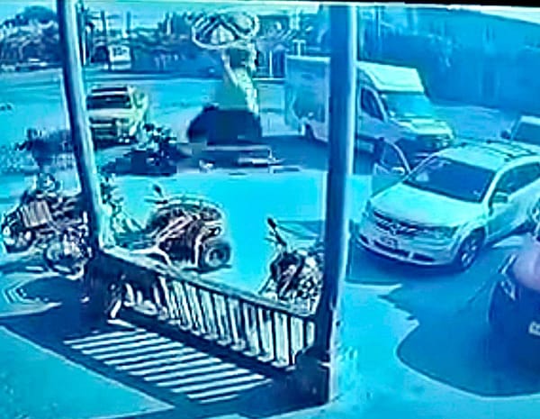 ¡MOTOCICLISTA SE ESTRELLÓ CONTRA “LA CATRINA”!