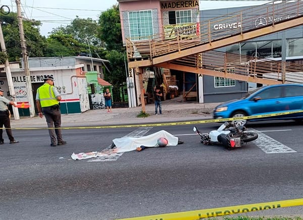 ¡MOTOCICLISTA MUERE AL IMPACTARSE CONTRA TORTON!