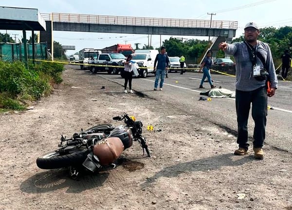 ¡MUERE MOTOCICLISTA ARROLLADO POR TRÁILER!