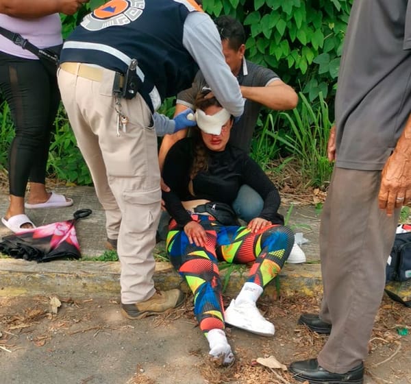 ¡MUJER MOTOCICLISTA SE ESTRELLA CONTRA TAXI!