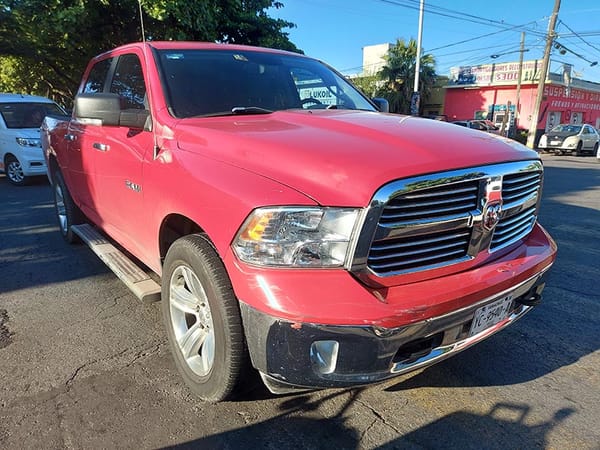 ¡CAMIONETÓN DEJA MALLUGADO A VENDEDOR DE COMIDA!