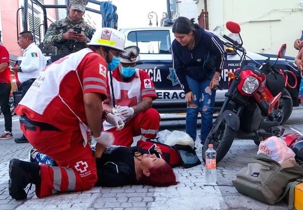 ¡TRANCAZO DEJA HERIDA A MUJER MOTOCICLISTA!