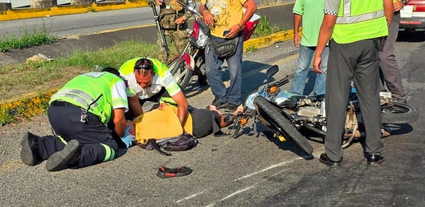 ¡CAMIONETÓN GOLPEÓ A MOTOCICLISTA Y LO LANZÓ CONTRA VALLA METÁLICO!