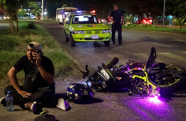 ¡“JINETE DE ACERO” SE ESTRELLA CONTRA CAMIONETÓN!