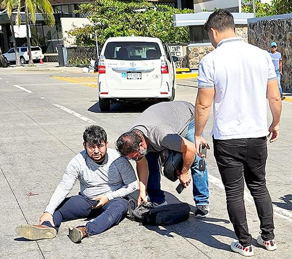 ¡MOTOCICLISTA CHOCA CONTRA CAMIONETA JAPONESA!