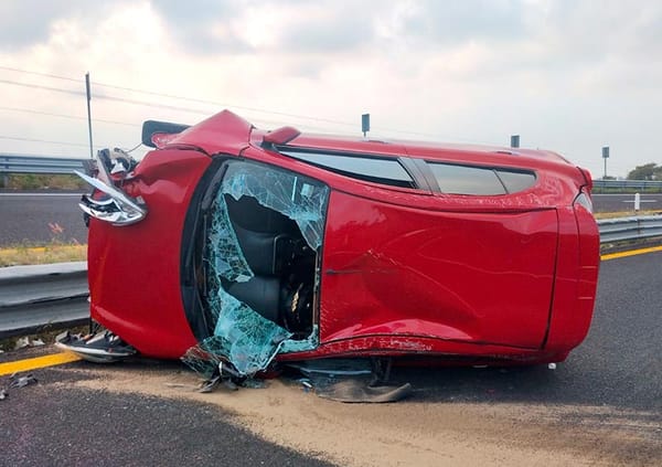 ¡SE QUEDÓ DORMIDO Y VUELCA EN LA AUTOPISTA VERACRUZ–CARDEL!