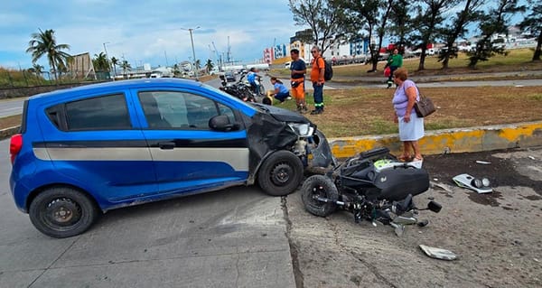 ¡PAREJA DE REPARTIDORES EMBESTIDOS POR CONDUCTORA!