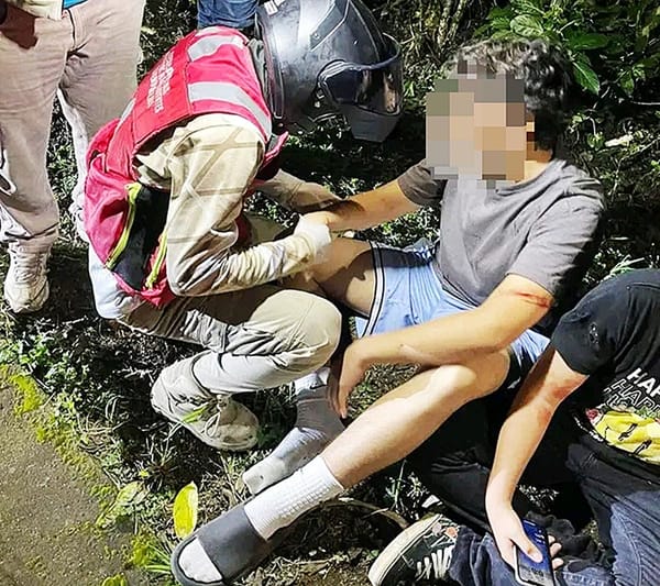 ¡TRES MENORES SALEN VOLANDO DE CUATRIMOTO!