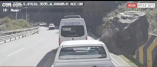 ¡ROCA GIGANTE CAE SOBRE UNA CAMIONETA Y MATA A TRES PERSONAS!