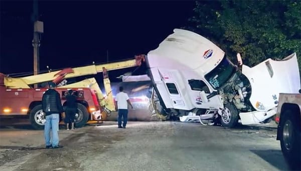 ¡TRÁILER DESTROZADO ARROLLADO POR TREN INTEROCEÁNICO!