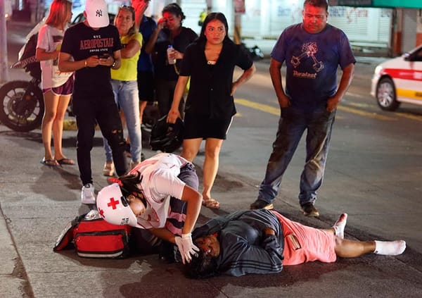 ¡MOTOCICLISTA TERMINA NOQUEADO POR TRANCAZO!