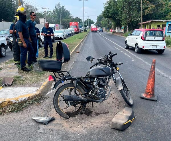 ¡MOTOCICLISTA SE ESTRELLA CONTRA CAMIÓN DE BOMBEROS!